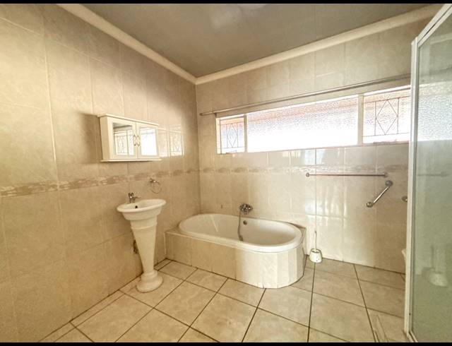 3 BEDROOM HOUSE FOR SALE IN VANDERBIJLPARK SE 6
